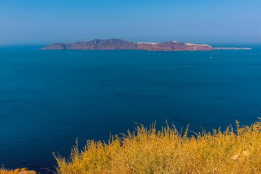 Yazın Santorini 'deki Caldera Rim' den Thirasia Adası 'na doğru bir manzara