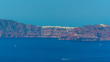 Santorini 'deki Caldera Rim' den Susuzluk adasındaki yerleşim yerine doğru bir manzara.