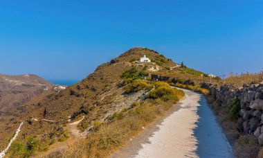 Yazın Santorini 'de Caldera kenarında bir manzara.