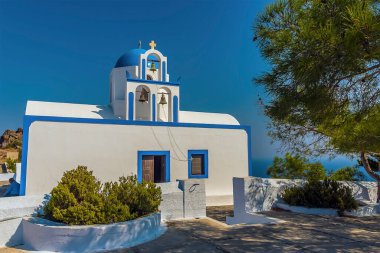 Yazın Santorini 'de Caldera yolunda küçük bir kilise manzarası.