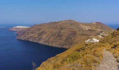 Yazın Santorini 'de Caldera' nın kuzey kesiminde bir manzara.