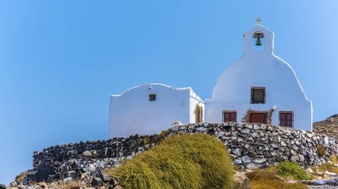 Yazın Santorini 'de Caldera kavşağında küçük bir kiliseye bakan bir manzara.