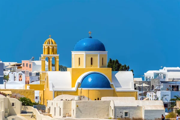 Cúpulas Azules Iglesias Amarillas Ciudad Oia Borde Caldera Santorini Verano — Foto de Stock