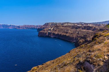 Yazın Santorini 'deki Akortiri' den Caldera kenarında bir manzara
