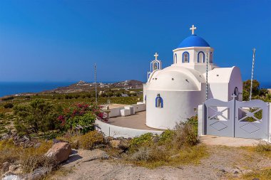 Yazın Santorini 'de Akortiri yakınlarında küçük bir kilise manzarası.