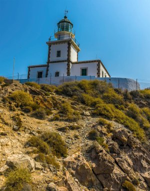 Yazın Santorini 'deki Akortiri' deki deniz fenerine doğru bir manzara