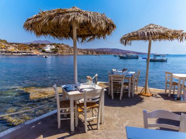 Yazın Santorini 'de Red Beach' e yakın bir kafeden manzara.