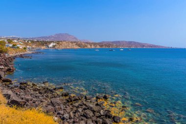 Yazın Santorini 'deki Kızıl Kumsal manzarası