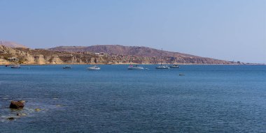 Yazın Santorini 'deki Kızıl Kumsal' a bakan kıyı manzarası