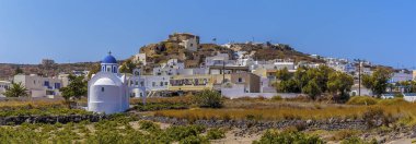 Yazın Santorini 'deki Akortiri yerleşimine doğru bir manzara