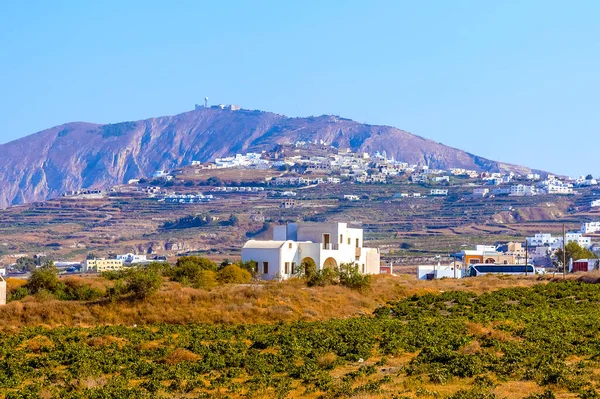Megalochori 'den üzüm bağlarının karşısındaki Santorini' deki Profitis İlyas Dağı manzarası