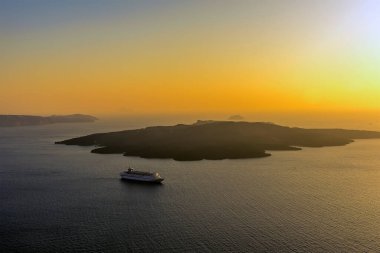 Güneş Thira, Santorini 'den yazın batarken Caldera boyunca bir manzara