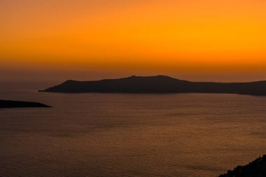 Yazın Thira, Santorini 'den günbatımından sonraki Caldera manzarası