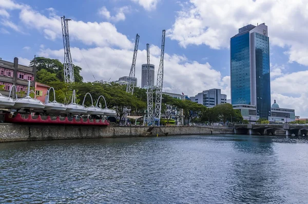 Singapur nehrinin yukarısında, Singapur, Asya 'daki Clarke Quay' dan bir manzara.