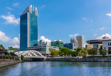 Singapur Nehri 'nden Elgin Köprüsü' nü geçtikten sonra Singapur, Asya 'daki Koloni bölgesine bir manzara.