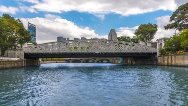 Singapur nehri, Asya 'daki Anderson Köprüsü' ne yaklaşan bir teknenin görüntüsü.