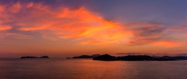 Asya 'nın Bali adası üzerindeki günbatımının canlı sahnesinin manzarası.