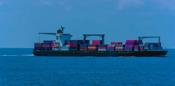 Ein Voll Beladenes Containerschiff Auf See Nähert Sich Sommer Der — Stockfoto