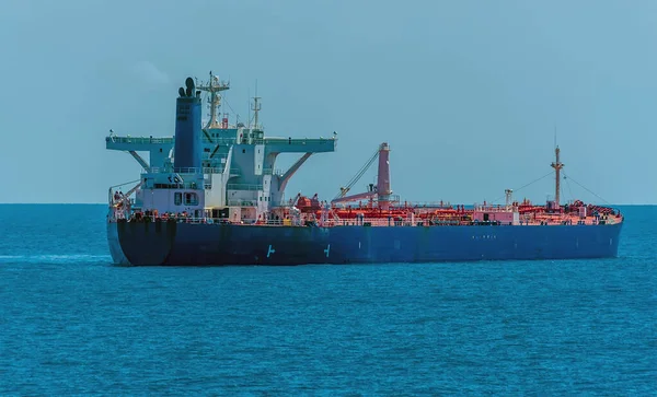 Załadowany Tankowiec Morzu Zbliża Się Cieśniny Singapurskiej Azji Latem — Zdjęcie stockowe