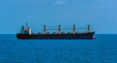 Yaz mevsiminde Asya 'daki Singapur Boğazı' na yaklaşan hafif yüklü gemi gemisinin yan görüntüsü.