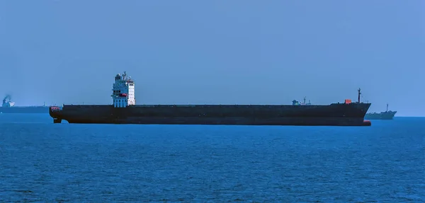 Uma Visão Lateral Navio Tanque Vazio Mar Que Aproxima Estreito — Fotografia de Stock