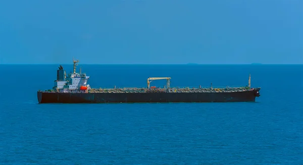 Vista Lateral Navio Tanque Mar Que Aproxima Estreito Singapura Ásia — Fotografia de Stock