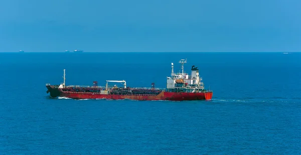 Egy Kis Öreg Tartályhajó Közeledik Tengeren Szingapúri Szoroshoz Ázsiában Nyáron — Stock Fotó