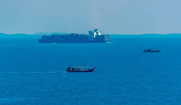 Traditionelle Fischerboote Mischen Sich Sommer Mit Großen Containerschiffen Der Straße — Stockfoto