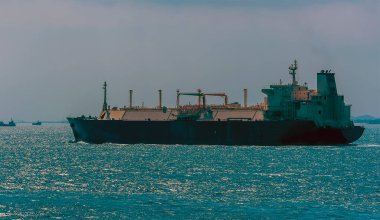 Asya 'daki Singapur Boğazı' nda yaz mevsiminde gün batımına doğru yol alan sıvı bir doğal gaz tankeri.