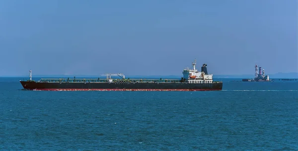 Asya Singapur Boğazı Ndaki Deniz Fenerinin Yanından Büyük Bir Tanker — Stok fotoğraf