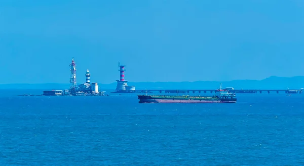 Tanker Steams Lighthouse Singapore Straits Asia Summertime — Stock Photo, Image