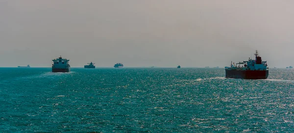 Kommersiell Sjöfart Seglar Solnedgången Singapore Sundet Asien Sommaren — Stockfoto
