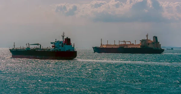 Navios Tanque Comerciais Que Navegam Até Pôr Sol Estreito Singapura — Fotografia de Stock