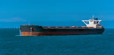 Asya 'daki Singapur Boğazı' nda yaz mevsiminde hafif yüklü büyük bir petrol tankerinin yakın çekimi.