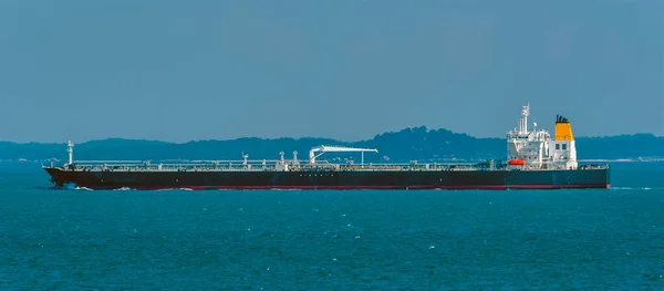 Uma Vista Perto Grande Petroleiro Carregado Navegando Estreito Singapura Ásia — Fotografia de Stock