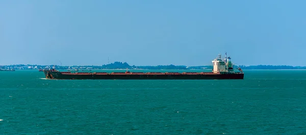 アジアのシンガポール海峡を北へ航海中の石油タンカー — ストック写真