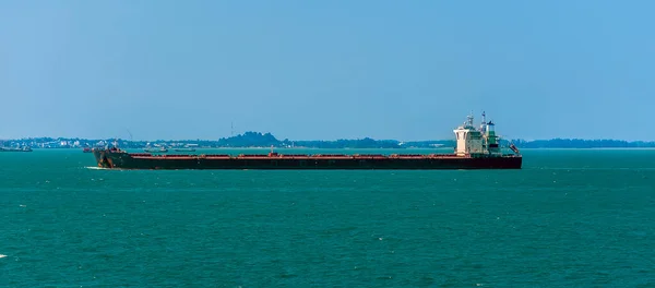 Ein Voll Beladener Öltanker Fährt Sommer Der Straße Von Singapur — Stockfoto