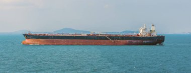 Yazın Singapur açıklarında büyük boş bir petrol tankeri.