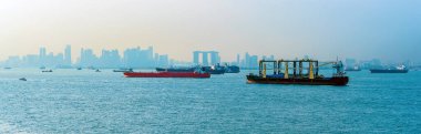 Singapur silueti ile ticari nakliyat yaz mevsiminde arka planda
