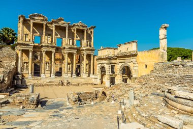 Türkiye 'nin Efes kentindeki Celsus Kütüphanesi, Mazeus Kapısı ve Mithridates Agora' ya açılan bir manzara