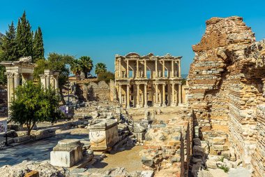 Curetes Caddesi 'nden Efes, Türkiye' deki Celsus Kütüphanesi 'ne doğru bakıyor