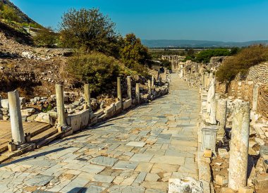Sütunlu Curetes Caddesi 'nden Ephesus, Türkiye' deki Celsus Kütüphanesi 'ne doğru bakıyor
