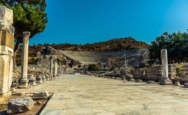 Türkiye 'nin Efes kentindeki amfitiyatroya doğru sütunlu Arcadian Yolu' na bakıyorum.