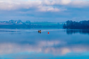 İngiltere 'nin Pitsford Barajı' nın suları üzerinde kış aylarında barış ve sükunet