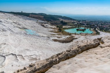 Türkiye 'nin Pamukkale kentindeki boş Tavertine Şelaleleri ve oluşumdaki hasarı onarmak için insan yapımı bir kanal kuruldu.