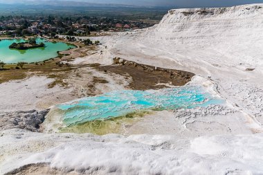 Türkiye 'nin Pamukkale kentindeki Tavertine Şelalelerinde mavi suyla dolu yarı dairesel havuzlar