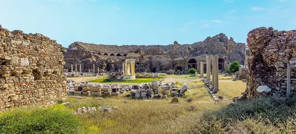 Över Romerska Ruiner Mot Amfiteatern Side Turkiet Sommaren — Stockfoto
