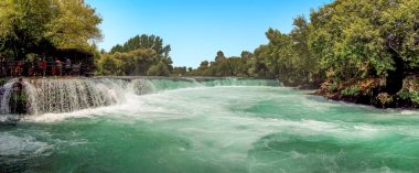 Manavgat 'ın karşısındaki Manavgat nehrine yaz mevsiminde Türkiye' nin Side kenti yakınlarında bir manzara düşüyor