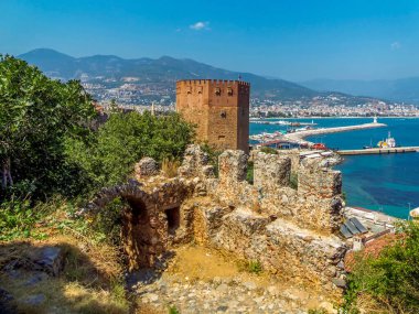 Yaz mevsiminde Alanya Türkiye 'nin körfezine bakan kale duvarları boyunca bir manzara
