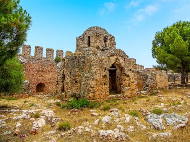 Yazın Türkiye 'nin Alanya kentindeki şatonun manzarası yıkılıyor